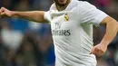 Penyerang Real Madrid, Karim Benzema melakukan selebrasi usai mencetak gol kegawang Rayo Vallecano pada lanjutan liga Spanyol di Santiago Bernabeu (20/12). Real Madrid menang telak atas Rayo Vallecano dengan skor 10-2. (AFP/curto DE LA TORRE)