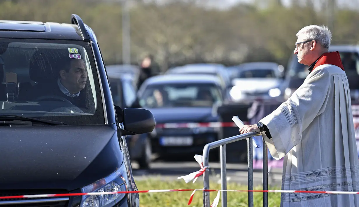 Pastor Frank Heidkamp berbicara kepada jemaat saat kebaktian Jumat Agung di sebuah bioskop drive-in di Duesseldorf, Jerman, Jumat (10/4/2020). Kebaktian drive-in dilakukan setelah Jerman menutup semua tempat ibadah untuk mencegah penyebaran virus corona COVID-19. (AP Photo/Martin Meissner)