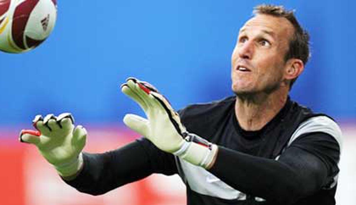 Aksi kiper Fulham Mark Schwarzer di sesi latihan yang berlangsung di Nordbank-Arena Stadium, 11 Mei 2010, jelang final Europa League lawan Atletico Madrid. AFP PHOTO / ADRIAN DENNIS
