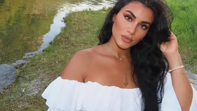 Profil Mina, tunangan Shayne Pattynama (credit: instagram/x.m.m.8)