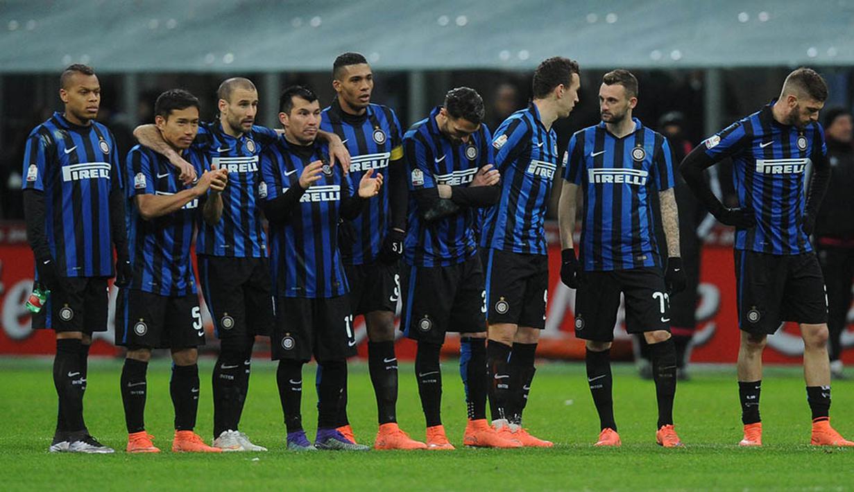 Para pemain Inter Milan tampak kecewa takluk dari Juventus melalui adu penalti. Pada babak final, Juventus akan bertemu dengan AC Milan. (EPA/Daniele Mascolo)