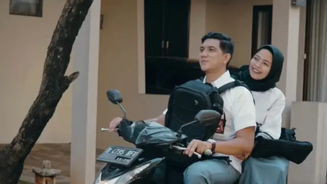 Romantis, 6 Momen Pasangan Seleb Boncengan Naik Sepeda Motor Ini Bikin Baper