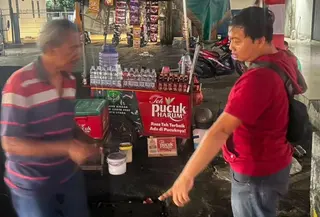 Pedagang kopi tersebut kehilangan sepeda motornya setelah seorang pria datang dan mengaku kehabisan bensin di kawasan Kelapa Gading, Jakarta Utara. (Foto: Antara)