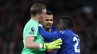 Momen kiper Everton Jordan Pickford menenangkan Idrissa Gueye usai mendapat kartu merah di laga kontra Manchester United di Old Trafford hari Selasa dini hari WIB. (Darren Staples / AFP)