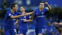 Pemain Chelsea, Pedro (kanan) merayakan gol dengan rekannya Cesar Azpilicueta (kiri) saat melawan Stoke City pada lanjutan Premier League di Stamford Bridge, London (30/12/2017). Chelsea menang 5-0. (AFP/Ian Kington)