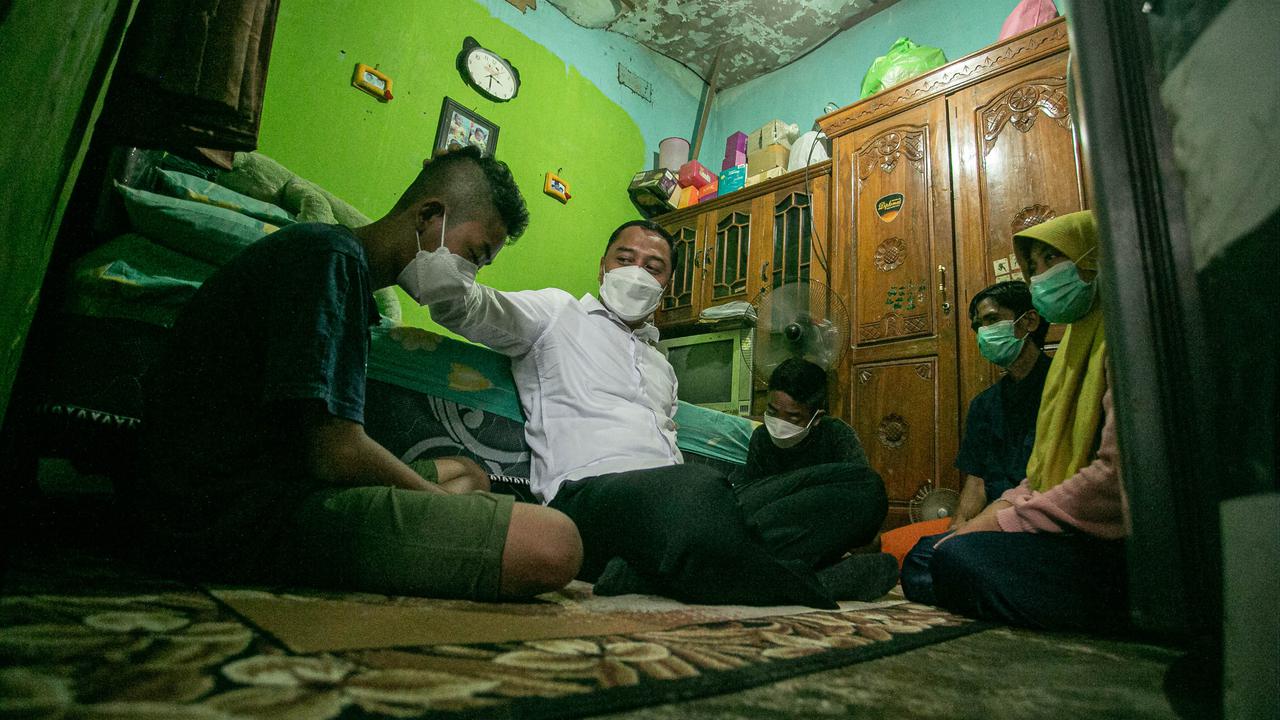 Eri Cahyadi mendatangi rumah siswa korban kekerasan guru SMPN 49 Surabaya. (Istimewa)