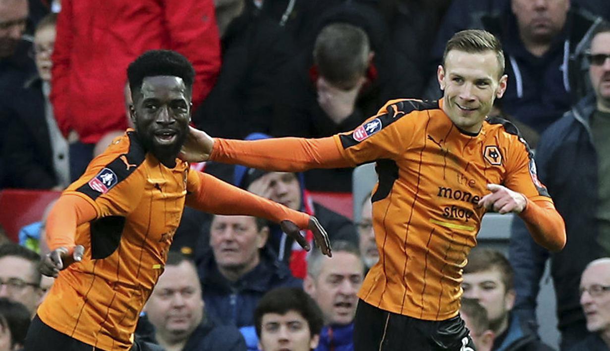 Gol kedua Wolverhampton Wanderers yang dicetak Andreas Weimann (kanan) ke gawang Liverpool pada laga Piala FA putaran keempat di Anfield, Liverpool (28/1/2017). Liverpoool kalah 1-2. (Peter Byrne/PA via AP)