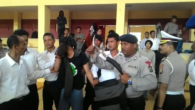 20151123-'Sweeping' Peserta Kongres HMI-Polisi-Senjata-Pekanbaru-Riau