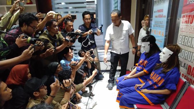 Kapolda Jawa Timur Irjen Pol Luki Hermawan menuturkan bahwa mucikari ES atau Endang (37) mempunyai jaringan 45 artis yang dipasarkan melalui Media Sosial. (FOTO: Liputan6.com/Dian Kurniawan)