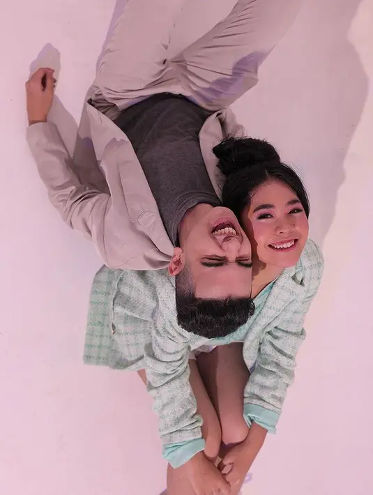 Alifa juga sering membagikan aktivitasnya di Instagram pribadi. Misalnya saja saat pemotretan dengan sang kekasih.  (FOTO: instagram.com/alifalubis/)