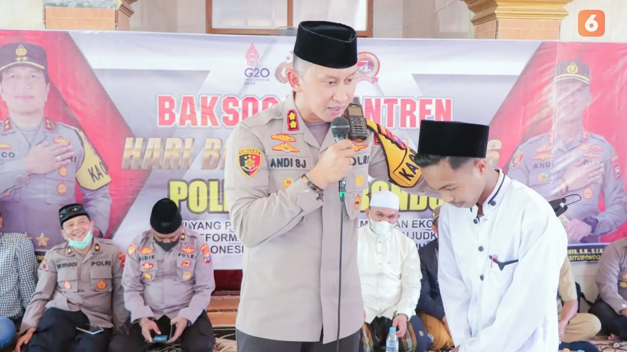 Kapolres Situbondo AKBP Andi Sinjaya berdialog dengan santri di Pondok Pesantren Darul Mubtadi’in. (Hermawan Arifianto/Liputan6.com).