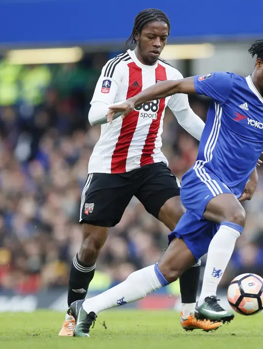 Pemain muda Chelsea, Nathaniel Chalobah (kanan) berusaha melewati hadangan pemain Brentford, Romaine Sawyers pada putaran keempat Piala FA di Stamford Bridge stadium, London (28/1/2017). Chelsea menang 4-0. (AP/Kirsty Wigglesworth)