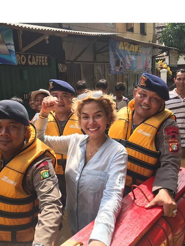 7 Potret Nikita MIrzani Terjun Langsung Bantu Korban Banjir, Banjir Pujian