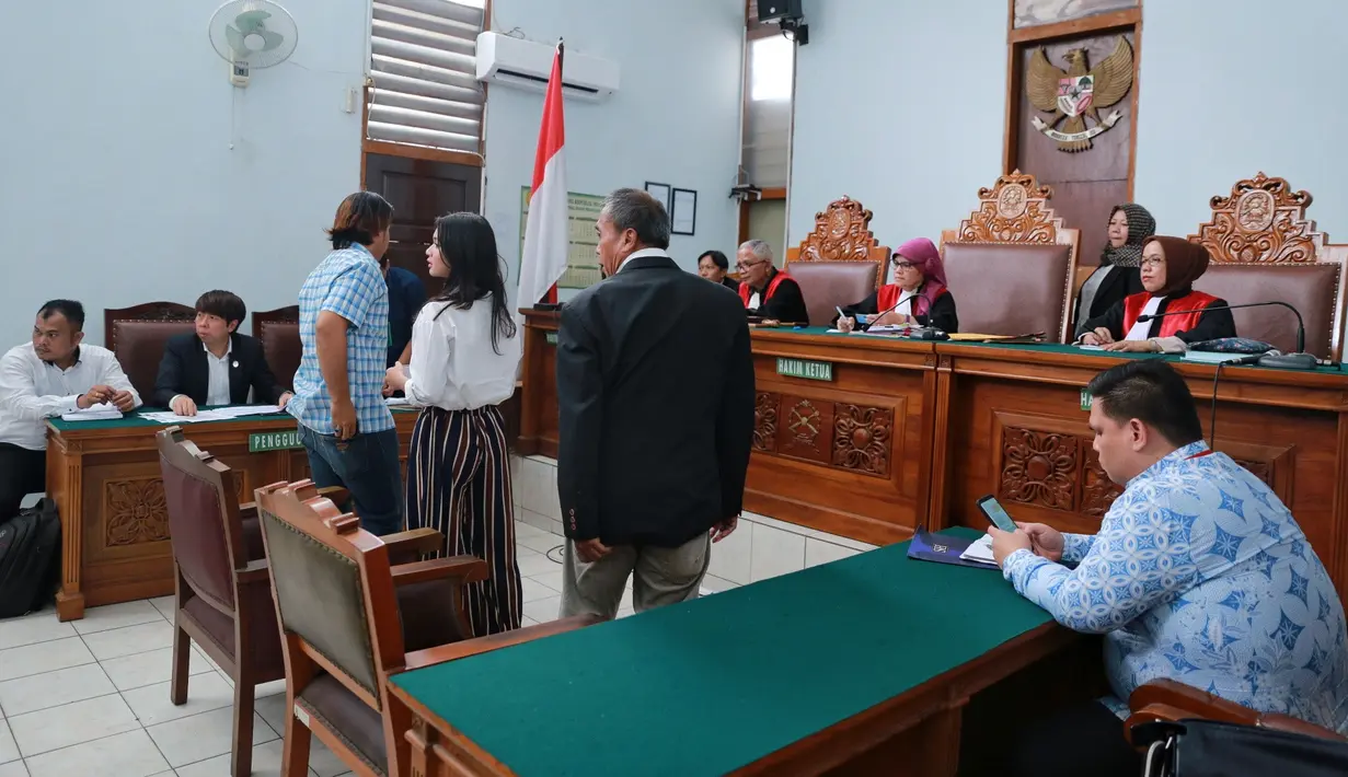 Hari ini, Senin (9/4/2018) sidang perdana pun du gelar di Pengadilan Negeri Jakarta Selatan. Ibunda Dhea membawa dua orang saki pada sidang kali ini. Salah satunya Dhea Annisa. (Adrian Putra/Bintang.com)