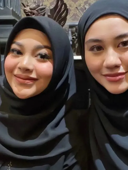 Belakangan ini, Aaliyah pun mengikuti kajian bersama Aurel dan rekan artis lainnya. Aaliyah dan Aurel pun tampil dengan kerudung warna hitam serasi. [@aaliyah.massaid]