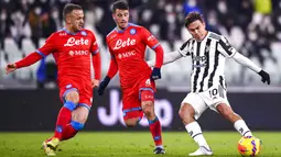 Pemain Napoli Diego Demme (kiri) dan Stanislav Lobotka berebut bola dengan pemain Juventus Paulo Dybala pada pertandingan sepak bola Serie A Liga Italia di Allianz Stadium, Turin, Italia, 6 Januari 2022. Pertandingan berakhir 1-1. (Fabio Ferrari/LaPresse via AP)