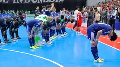 Para pemain Timnas Futsal Jepang membungkuk untuk meminta maaf kepada para pendukungnya setelah kalah dari Timnas Indonesia dalam laga semifinal Piala Asia Futsal 2026 di Indonesia Arena, Senayan, Jakarta, Kamis (05/02/2026). (Bola.com/Bagaskara Lazuardi)