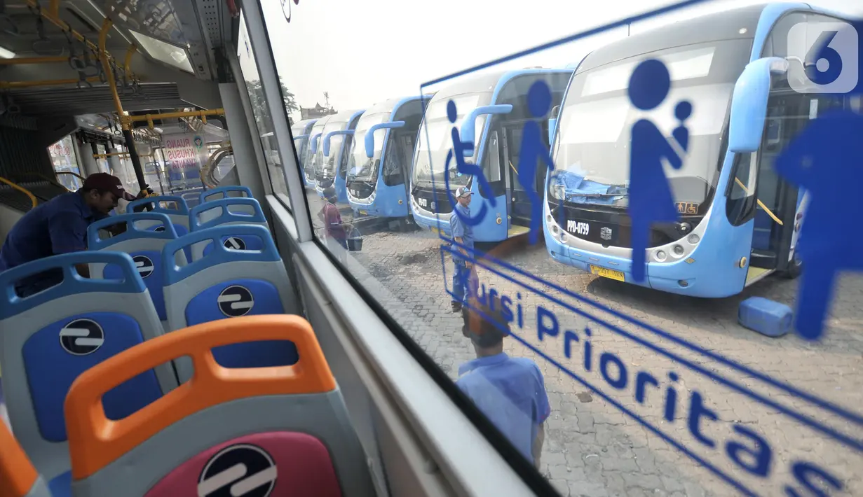 Teknisi memeriksa kondisi bus Transjakarta Zhong Tong di Jakarta, Rabu (30/10/2019). Kembali beroperasinya bus Transjakarta Zhong Tong menuai kontroversi setelah dilarang di masa mantan Gubernur DKI Basuki T Purnama lantaran pernah terbakar dan mogok. (merdeka.com/Iqbal S. Nugroho)