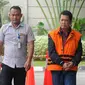 Wali Kota nonaktif Pasuruan Setiyono (kanan) tiba di Gedung KPK, Jakarta, Kamis (17/1). Setiyono diperiksa sebagai tersangka untuk melengkapi berkas terkait dugaan suap sejumlah proyek di Kota Pasuruan. (Merdeka.com/Dwi Narwoko)