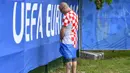5. Seorang fans Kroasia membuang air kecil di pinggir Stadion Geoffrey-Guichard. Meski sudah disediakan beberapa lokasi toilet, tetap saja ada beberapa suporter yang malas dan melakukan tindakan memalukan. (AFP/Joe Klamar)