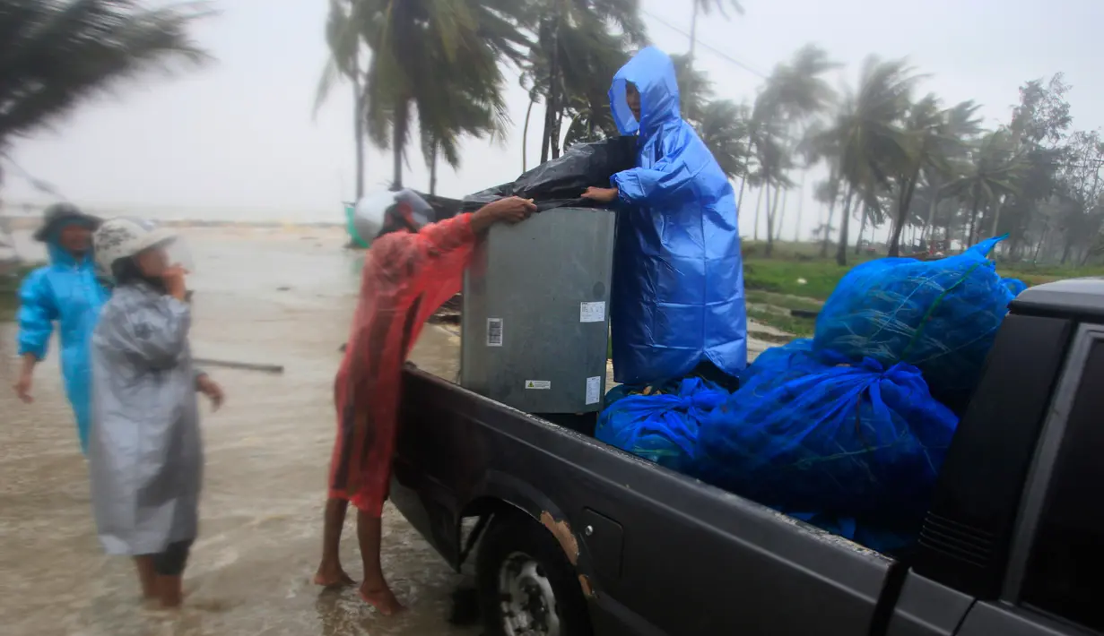 Warga mengangkut barang miliknya sebelum Badai Tropis Pabuk mendekat di Pak Phanang, di Nakhon Si Thammarat, Thailand (4/1). Puluhan ribu wisatawan telah meninggalkan tiga kawasan resor terpopuler di Thailand. (AP Photo/Sumeth Panpetch)