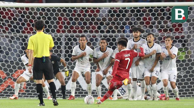 Pemain Timnas Indonesia,&nbsp;Saddil Ramdani&nbsp;melakukan tendangan bebas ke gawang Kamboja dalam laga Grup A Piala AFF 2022 di Stadion Utama Gelora Bung Karno, (SUGBK), Jumat (23/12/2022). (Bola.com/Bagaskara Lazuardi)