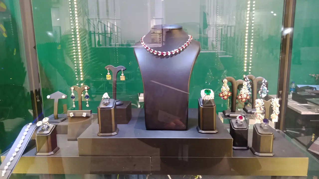 Seni Kontemporer dalam Koleksi Jam Tangan Mewah dan Perhiasan Berkelas