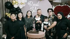 Melalui akun Instagram, Aurel Hermansyah membagikan momen saat menghadiri ulang tahun Raul Lemos yang ke-54. Dalam momen tersebut seluruh keluarga tampak kompak memakai busana bernuansa hitam. (Liputan6.com/IG/@aurelie.hermansyah)