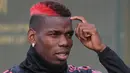 Paul Pogba dengan gaya rambut merah dan sedikit berwana putih saat mengiikuti latihan bersama Manchester United di Manchester Training Center, Carrington, (11/9/2017). Fans asal Indonesia bahkan mendukung warna tersebut. (AFP/Paul Ellis)