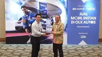 OO OLX Autos Indonesia Hendri Tadjuni, OLX Autos membirikan plakat kepada Sekretaris Umum Gaikindo Kukuh Kumara.