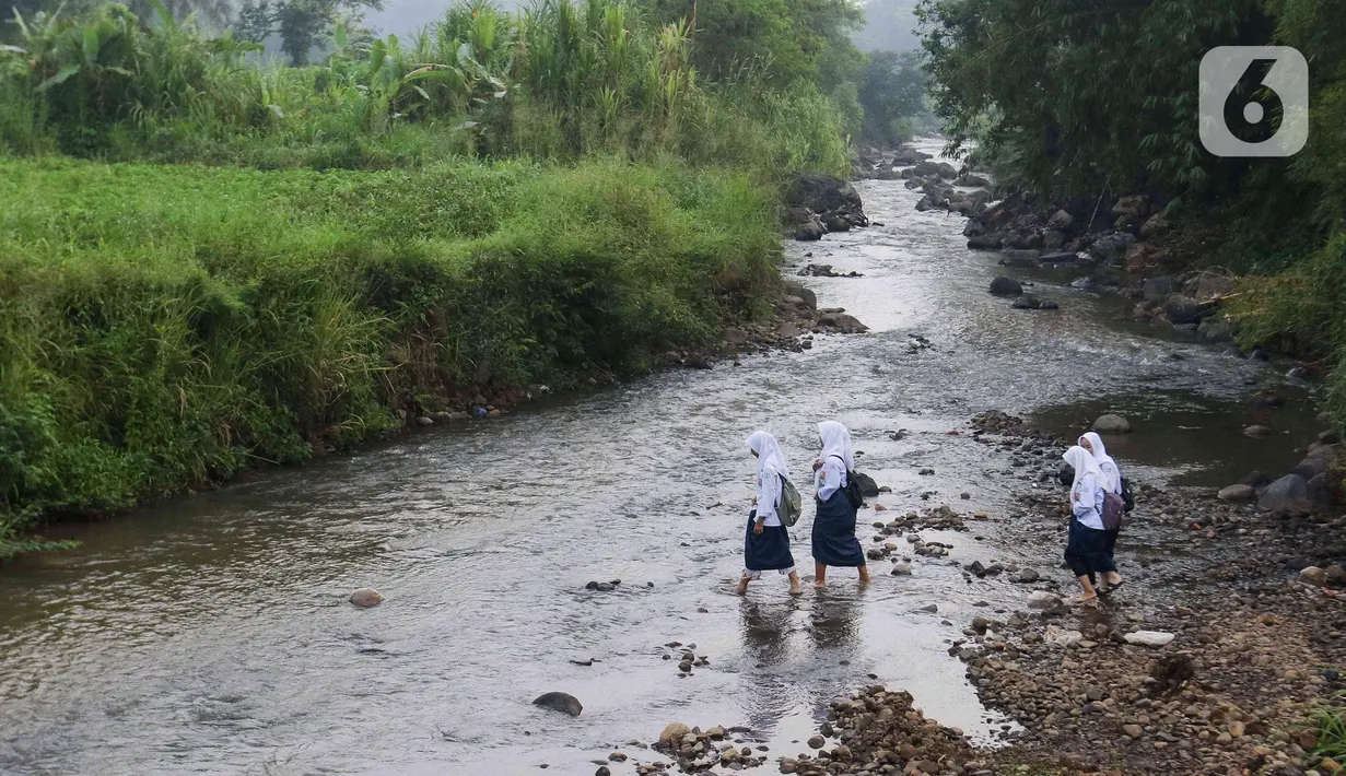 Setiap harinya, para pelajar ini harus menempuh jalur yang tidak biasa, salah satunya dengan melintasi Sungai Cihideung yang membentang di antara dua kecamatan. (Liputan6.com/Herman Zakharia)