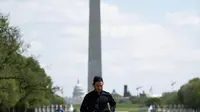 Seorang pria berlari joging di dekat Monumen Washington di Washington DC, Amerika Serikat (AS), (16/4/2020). Jumlah kasus COVID-19 di AS menembus angka 650.000 pada Kamis (16/4) pukul 16.00 waktu setempat atau Jumat (17/4) pukul 03.00 WIB, menurut CSSE di Universitas Johns Hopkins. (Xinhua/Liu Jie)