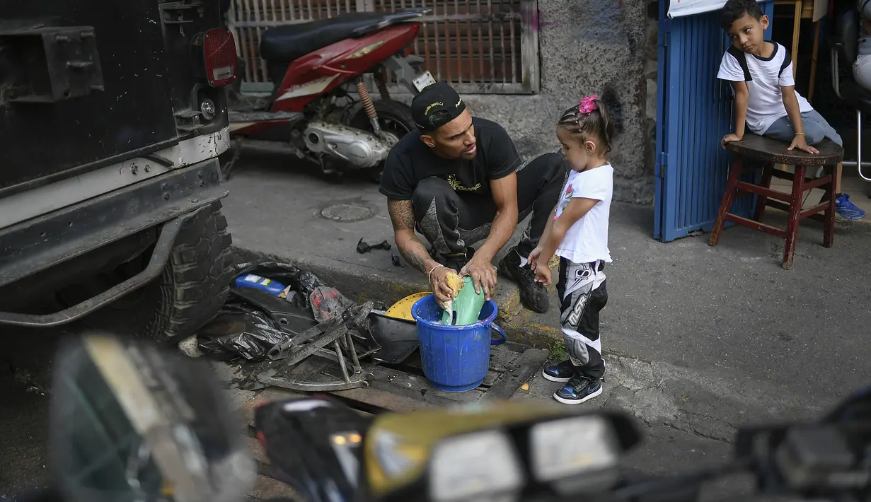 Saat tidak ada pertunjukkan, dirinya bekerja di bengkel sambil menginspirasi anak muda lain yang mau mengikuti jejaknya dengan cara mengajari mereka untuk mengganti oli dan tune up motor. (Foto: AP/Matias Delacroix)