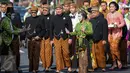 Putra sulung Jokowi, Gibran Rakabuming Raka bersama rombongan berjalan kaki menuju menuju lokasi akad nikah, di Gedung Graha Saba Buana, Solo, Jawa Tengah, Kamis (11/6/2015). (Liputan6.com/Faizal Fanani)  