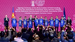 Presiden Jokowi bersama kepala negara dan kepala pemerintahan negara-negara ASEAN menunjukkan jersey bertuliskan nama masing-masing disaksikan Presiden FIFA Gianni Infantino (kiri) pada acara penandatanganan MoU antara ASEAN dengan FIFA di Bangkok, Sabtu (2/11/2019). (Liputan6.com/Biro Pers Setpres)