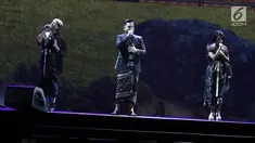 Penyanyi Dira Sugandi, Eka Deli, dan Gabriel Hervianto membawakan lagu berjudul Harmoni dalam Konser Pancasila Gemilang di JCC, Jakarta, Selasa (22/8). Lagu tersebut menggambarkan Sila Ketiga, Persatuan Indonesia. (Liputan6.com/Herman Zakharia)