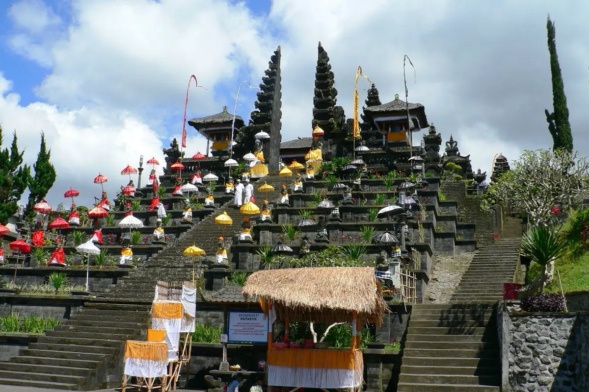 [Bintang] 7 Pura yang Harus Kamu Sambangi Saat 'Traveling' ke Bali