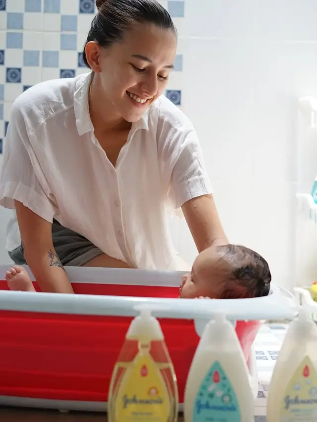 Hamil Anak Ketiga, Ini 6 Potret Dahlia Poland Momong Kedua Buah Hatinya