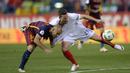 Pemain Barcelona, Javier Mascherano (kiri), berebut bola dengan pemain Sevilla, Kevin Gameiro, pada final Copa del Rey yang berlangsung di Vicente Calderon, Madrid, Minggu (22/5/2016). (AFP/Josep Lago)