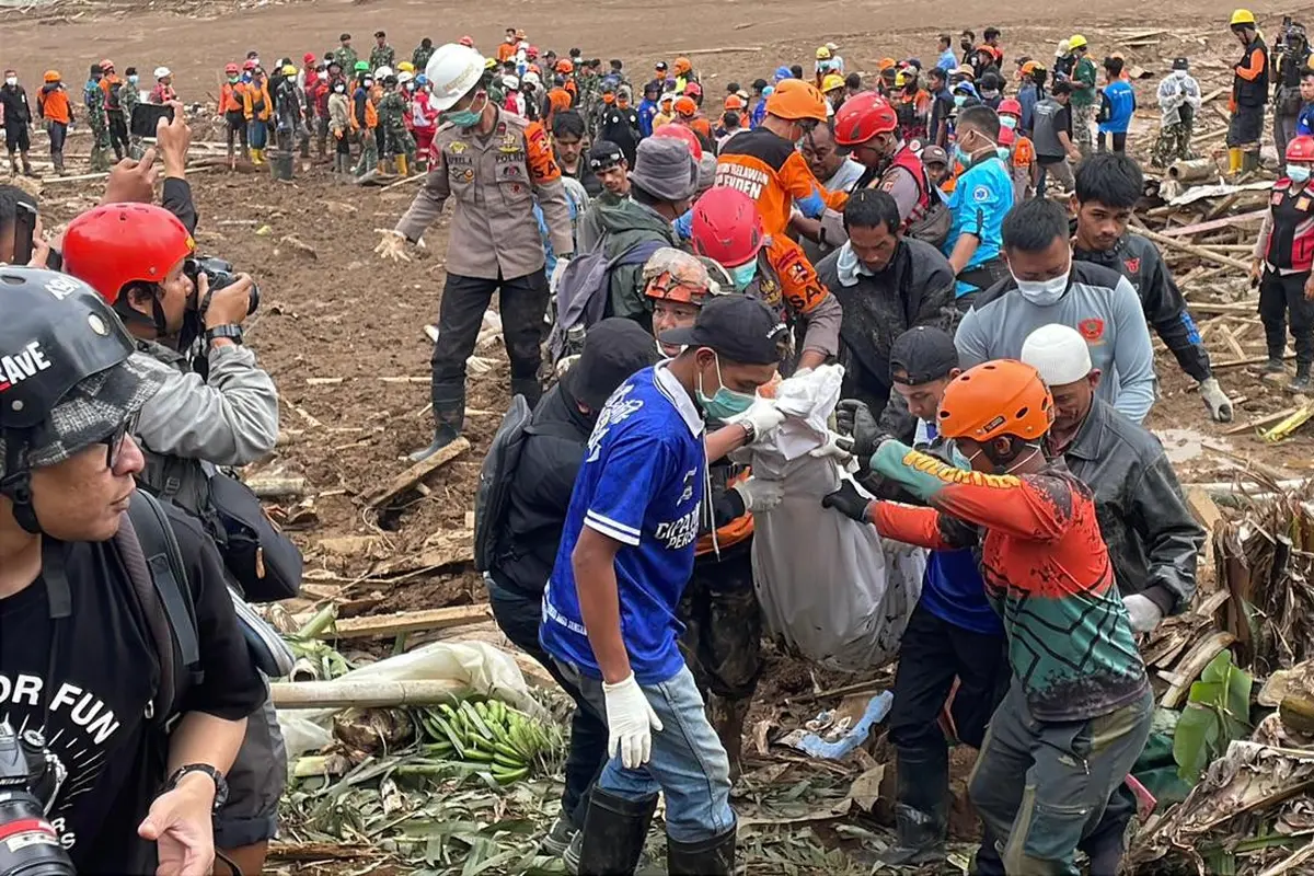 Tim SAR gabungan melakukan operasi pencarian korban bencana longsor di Kecamatan Cisarua, Kabupaten Bandung Barat.