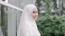 Gamis dengan detail lace ini dipadukan dengan hijab pashmina warna senada.  (Instagram/anisarahma_12).