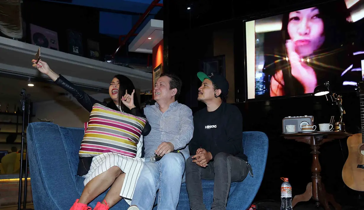 "Sudah lama ngefans dengan kotak, terutama Tantri. Nggak ada kesulitan apa-apa. Kolaborasi dengan Tantri untuk lagu apa saja saya mau, lagu Unyil kalau pun dengan Tantri juga mau," aku Anggun, yang tengah berada di Tokyo, Jepang.(Deki Prayoga/Bintang.com)