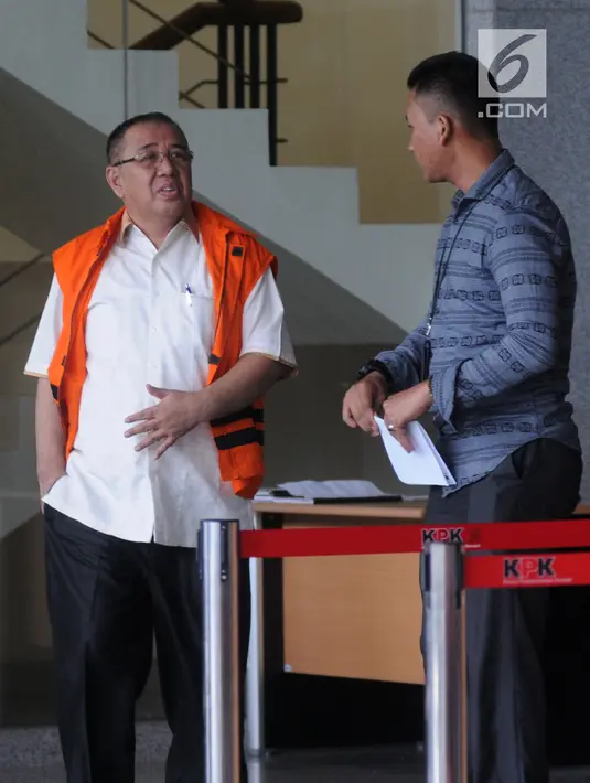 Cagub Sulawesi Tenggara (Sultra) Asrun (kiri) usai menjalani pemeriksaan lanjutan di Gedung KPK, Jakarta, Selasa (17/4). Asrun diperiksa sebagai tersangka dugaan suap proyek pengadaan barang dan jasa tahun 2017-2018. (Merdeka.com/Dwi Narwoko)