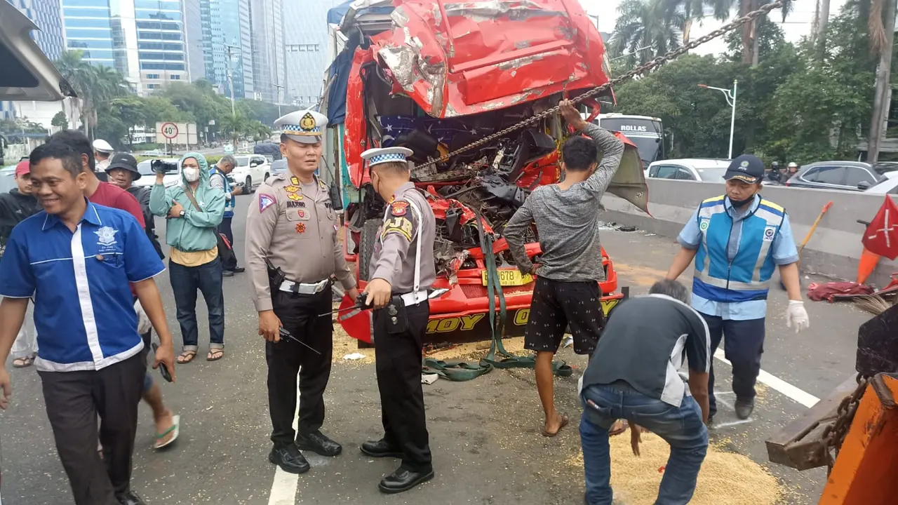 Seorang sopir truk tewas di tempat setelah terlibat kecelakaan antar truk di Jalan Tol Dalam Kota, Kamis (26/9/2024) dinihari (Istimewa)