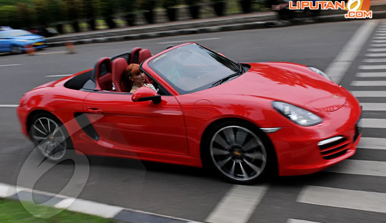 Roro Fitria menjelaskan jika mengendarai mobil sport bisa memacu adrenalinnya. Ia biasa memacu mobilnya itu hingga 180 - 200 km/jam (Liputan6.com/Johan Tallo).
