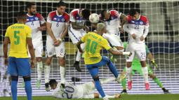 Pertandingan yang digelar di Estadio Olimpico Nilton Santos itu berjalang dengan sengit. Kedua tim bermain terbuka sejak awal pertandingan. (AP/Silvia Izquierdo)