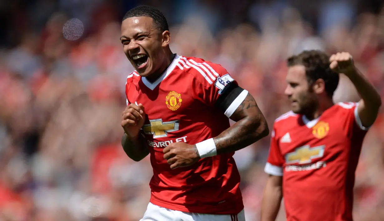 Memphis Depay didatangkan ke Old Trafford untuk menggantikan peran Ronaldo yang hengkang ke Real Madrid. Sayangnya, Ia hanya bertahan dua musim saja dan dijual ke klub Prancis, Lyon. Bersama klub itu, Depay mampu tampil impresif dan kini menjadi salah satu pemain kunci Barcelona. (AFP/Oli Scarff)