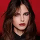 Mulai dari eyeshadow hingga lipstik, pilihan warna yang lebih berani dapat membuat tampilan terasa berbeda tanpa harus mengikuti satu gaya tertentu. (Foto/Dok: Louis Vuitton)