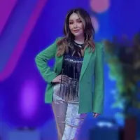 Titi DJ pun sudah terlihat di depan publik, ia tampil dengan wajah baru yang lebih muda dengan gaya rambut belah tengah sepundaknya. 
 (@ti2dj)