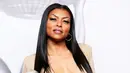 Aktris Taraji P. Henson berpose dengan piala penghargaan dalam perannya pada drama berjudul  "Empire" di Pasadena , California (5/2/16). NAACP Adalah asosiasi sosial yang menolak adanya rasisme di Amerika. (REUTERS/Danny Moloshok)